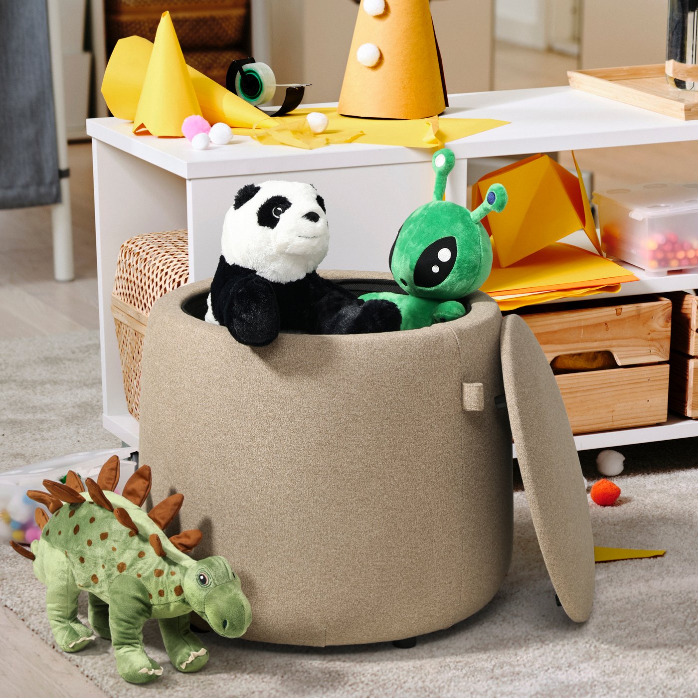 Dunkelbeiger JÄRRESTAD Pouf mit TONERUD Bezug und Stauraum im Wohnzimmer.