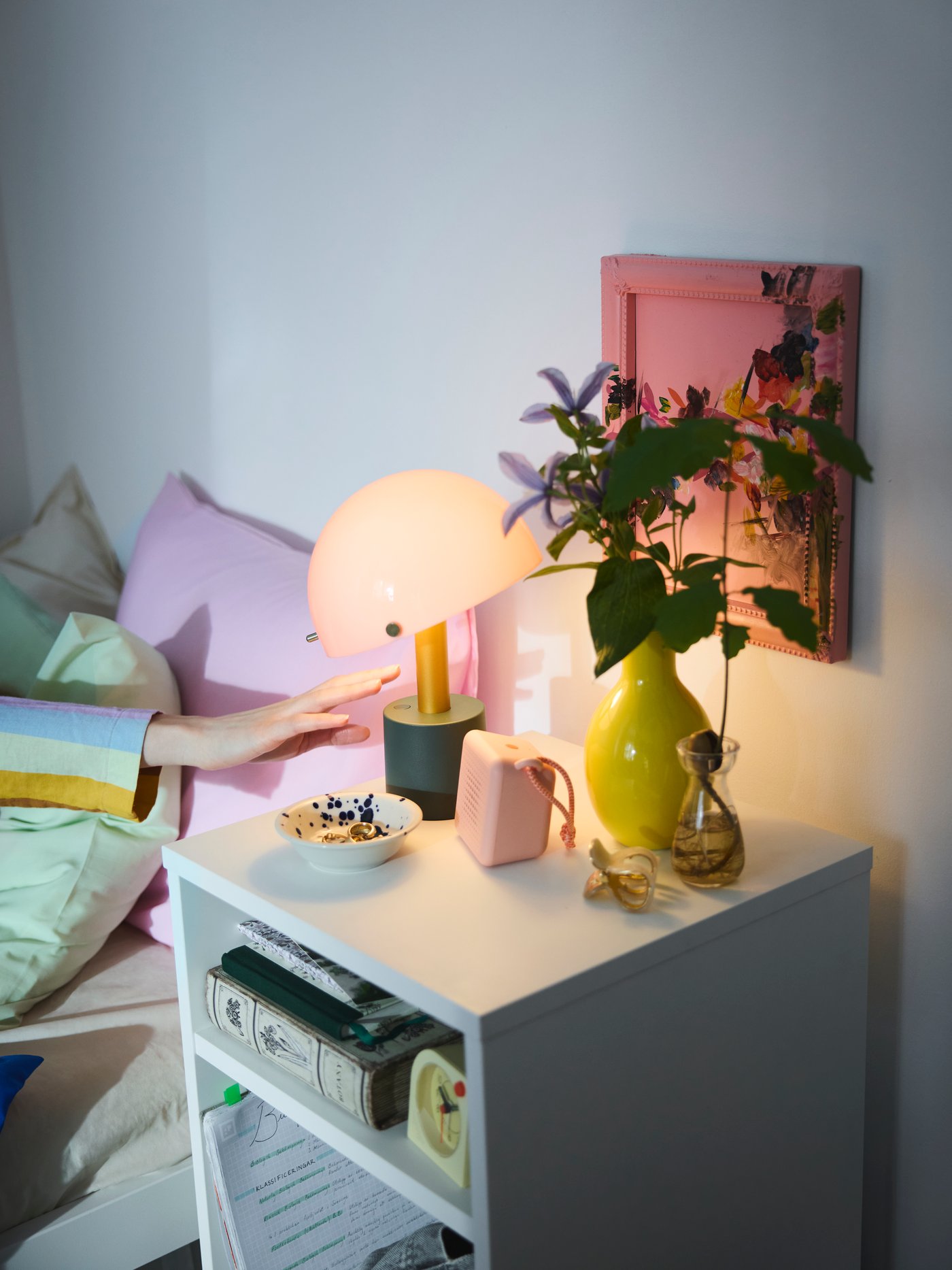 A pink PILTANDVINGE duvet cover and pillowcase in the bedroom