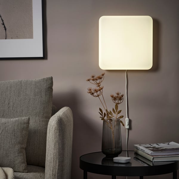 Ein intelligentes, dimmbares LED-Deckenlichtpaneel mit weissem Spektrum von JETSTRÖM.