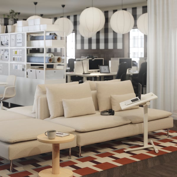Beige SÖDERHAMN seating with metal legs, paired with a MITTZON laptop table, set on a geometric patterned rug.