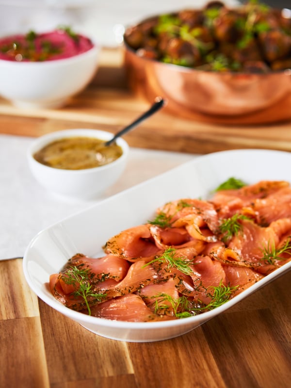 SJÖRAPPORT gravad kallrökt lax på ett fat.