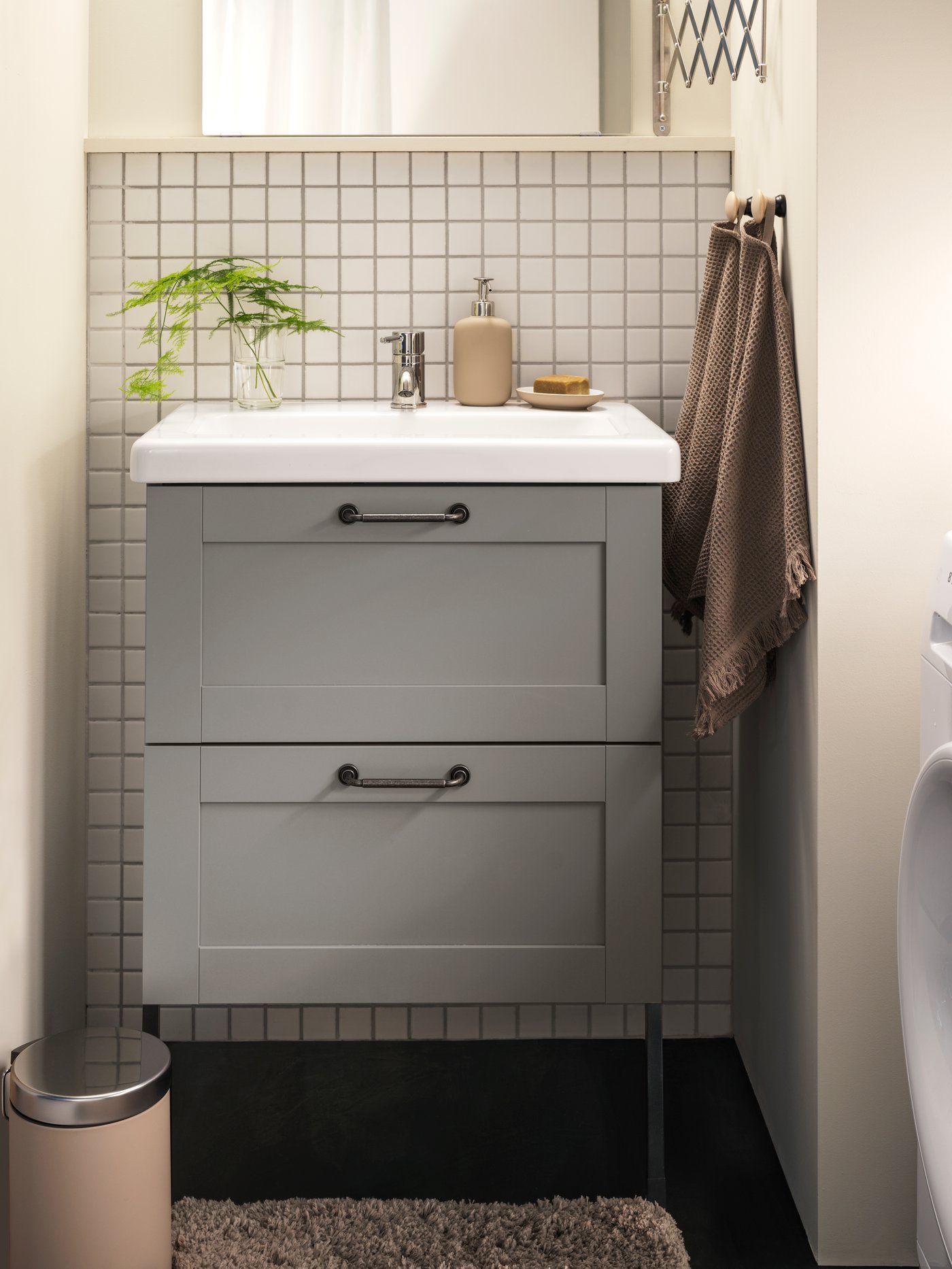 A beige ALMTJÄRN bath mat in the bathroom