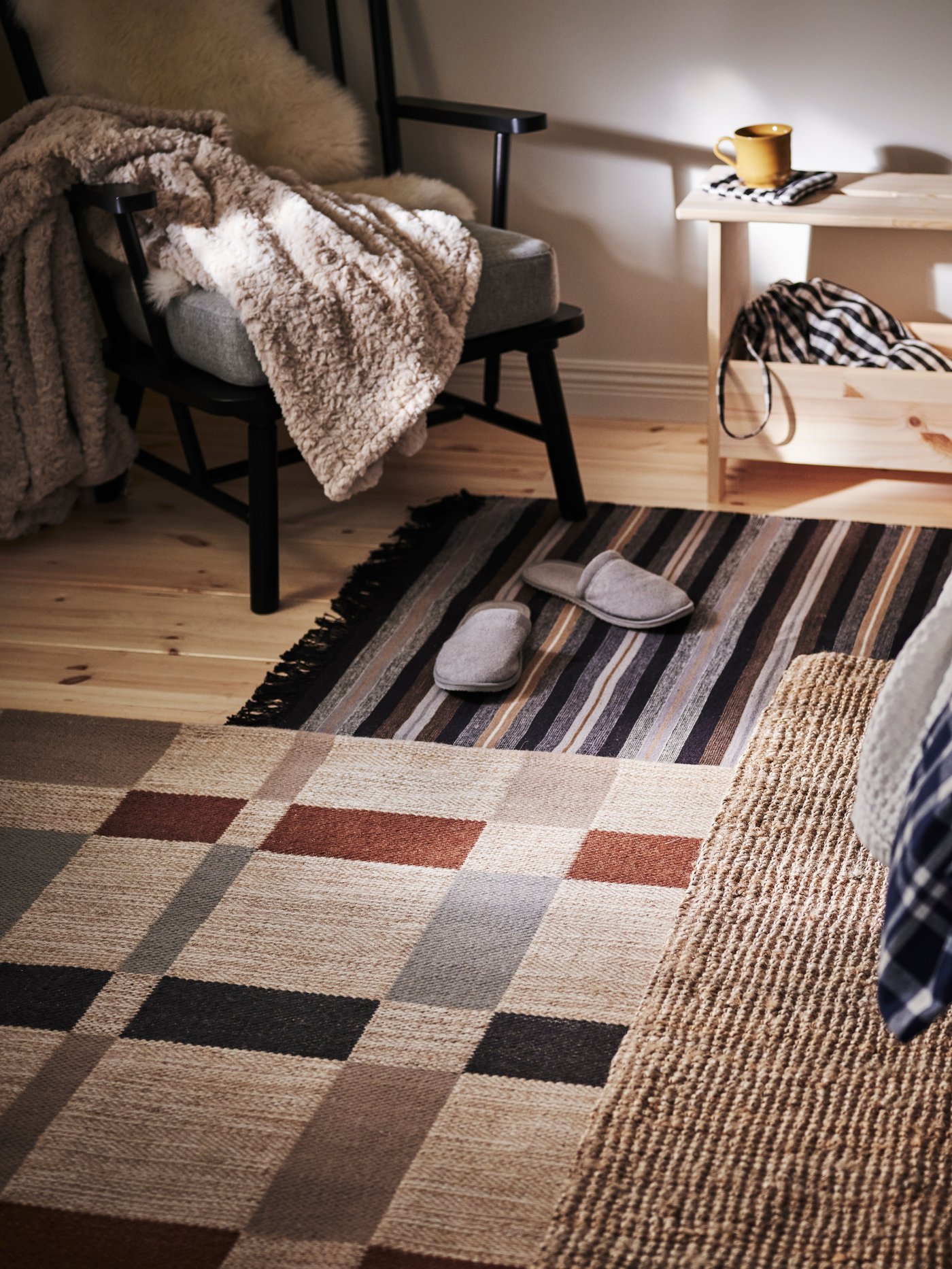 Una composición de alfombras IKEA una sobre la otra.