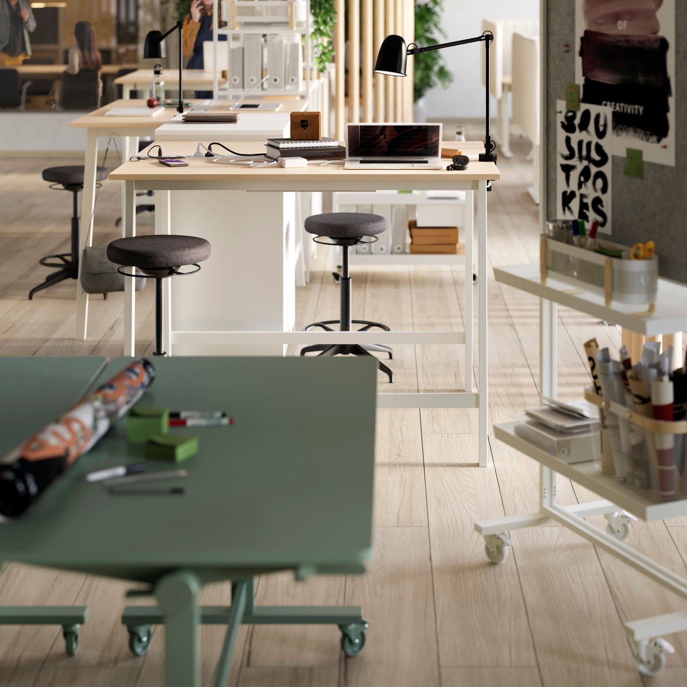 Organitzador d'escriptori RISATORP blanc col·locat sobre una taula d’un espai de treball creatiu, ideal per guardar bolígrafs, tisores i altres estris d’oficina.