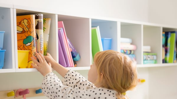 A white SMÅGÖRA shelf unit in the childrens room