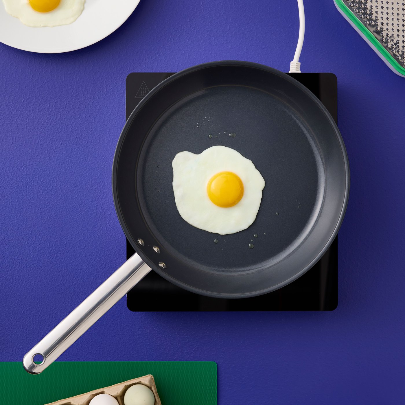 IKEA 365+ -paistinpannulla on paistettu kananmuna.