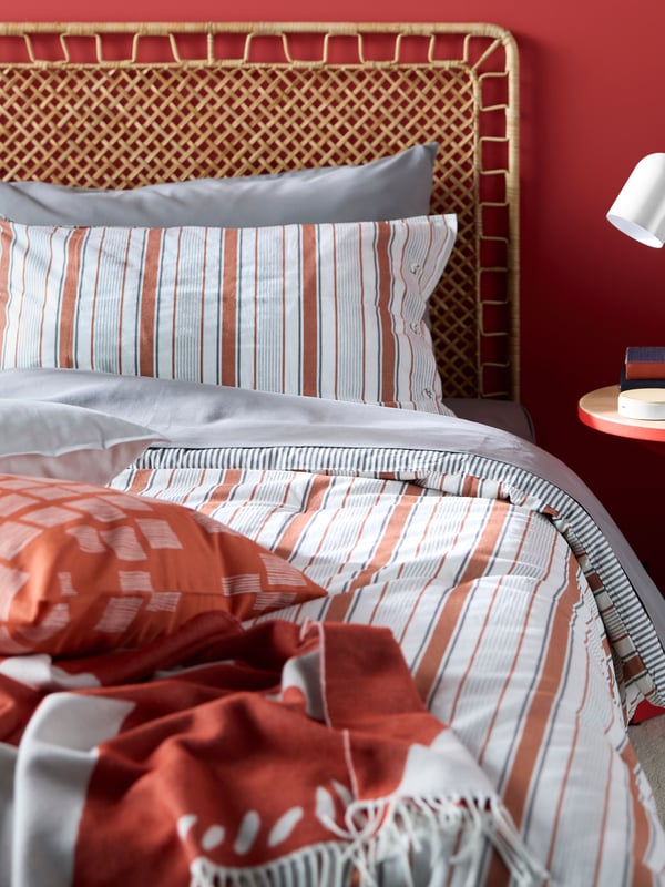 Una federa arancione PALPLJUNGMAL in camera da letto