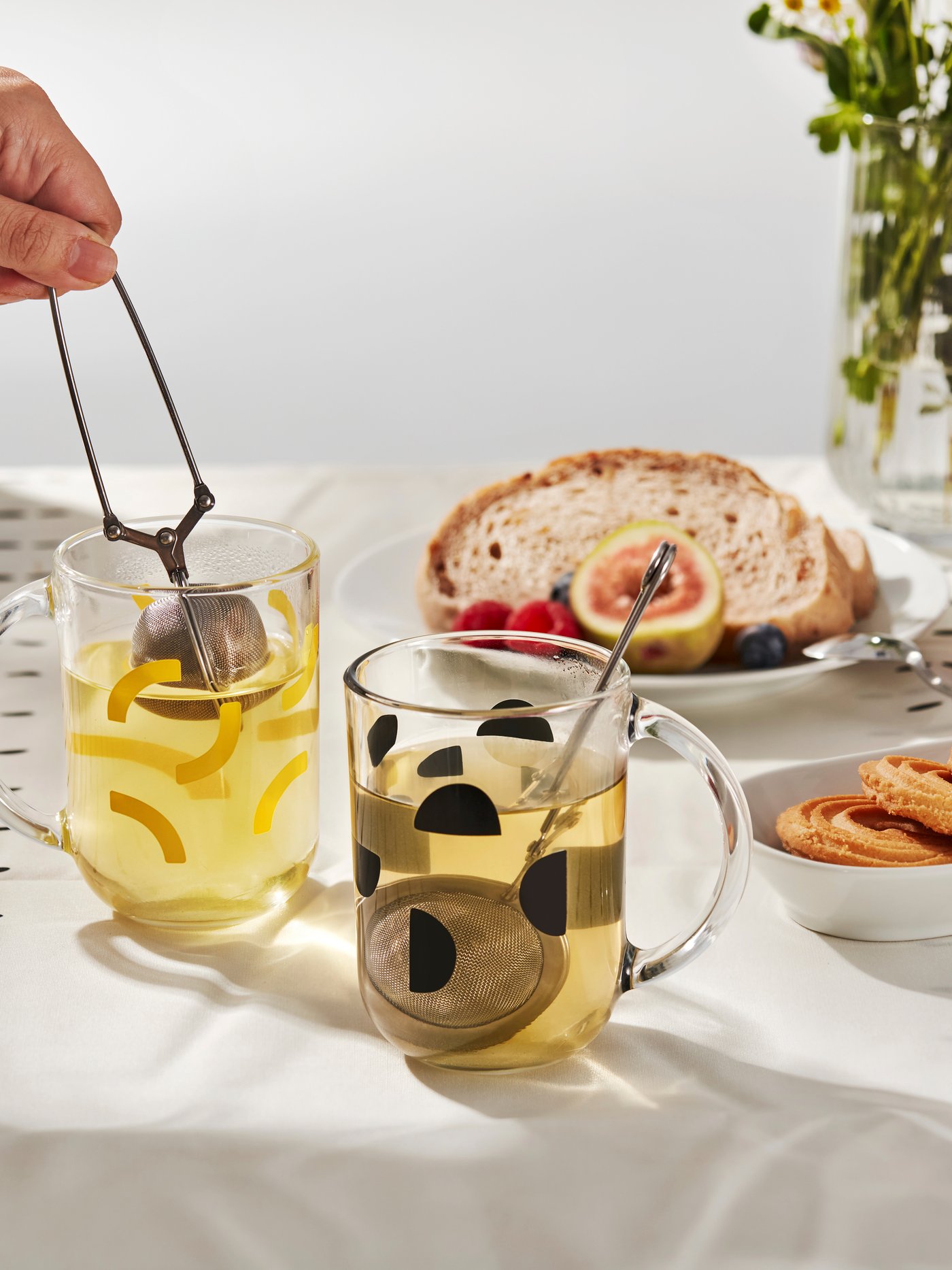 Una tassa SKEDSTÖR de color groc/negre amb una barreja de colors.