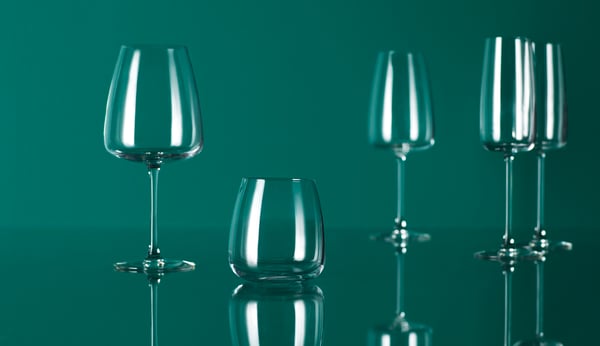 A clear glass DYRGRIP red wine glass