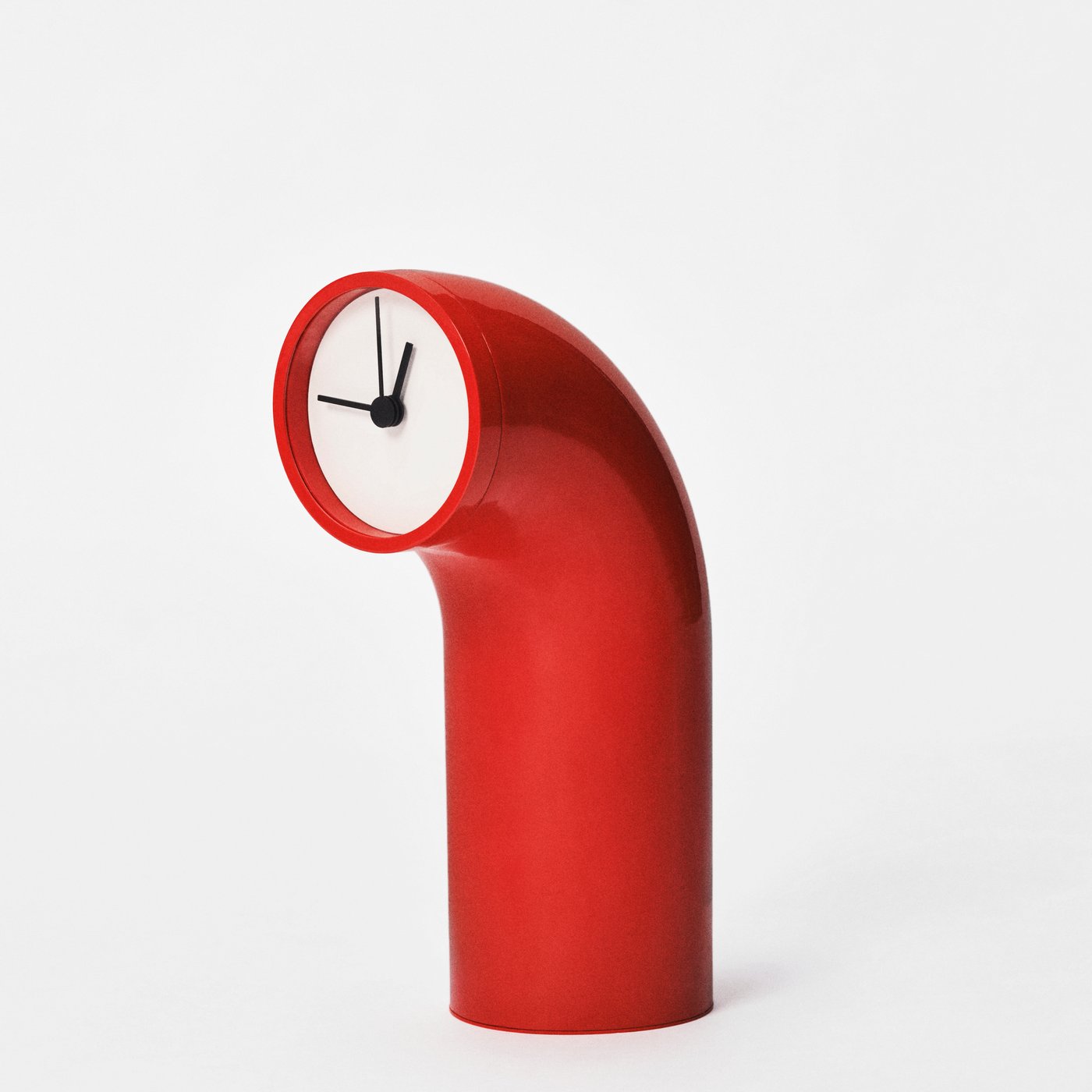 Un orologio da tavolo IKEA PS 2026 rosso.