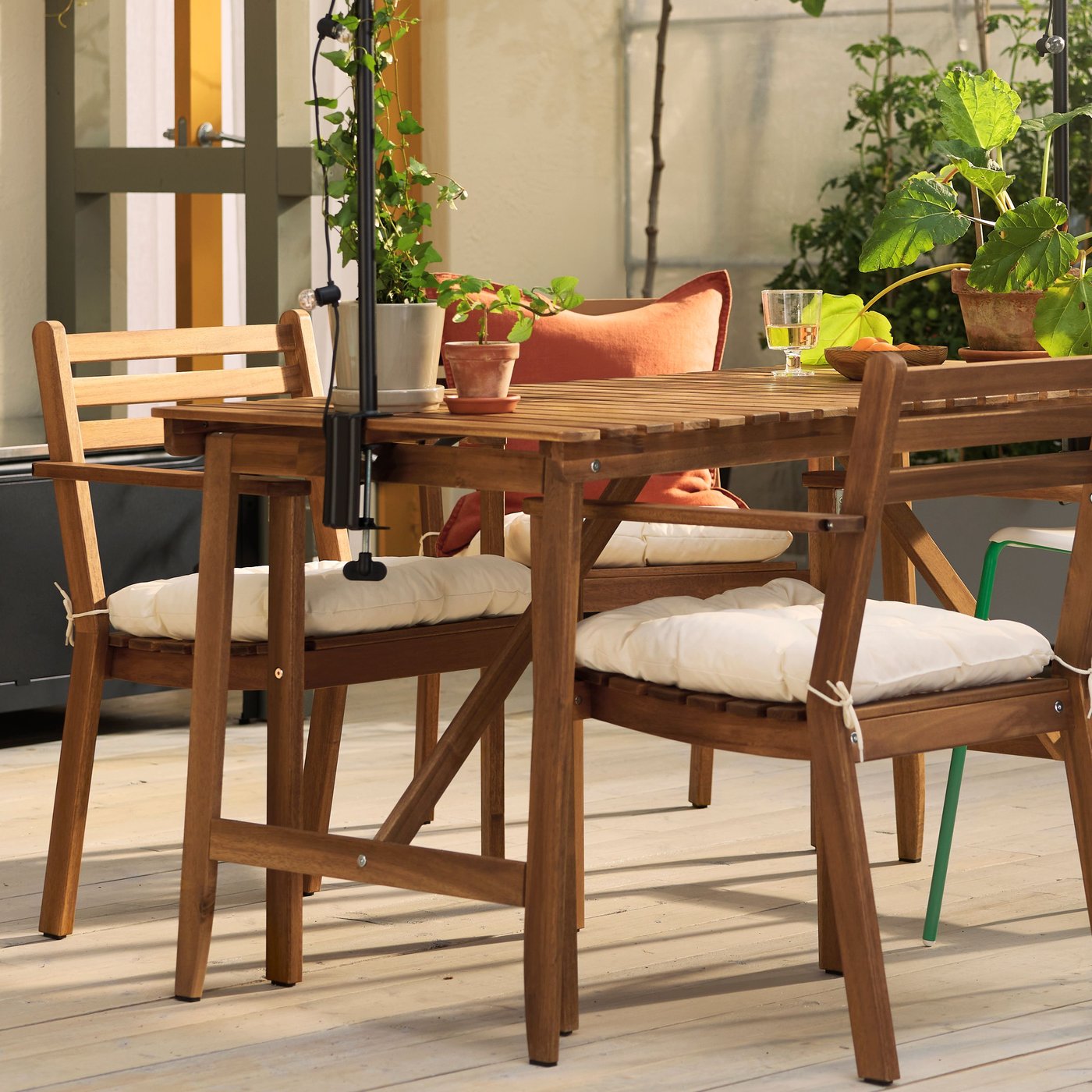 Set de mesa y sillas ASKHOLMEN café oscuro para exterior.