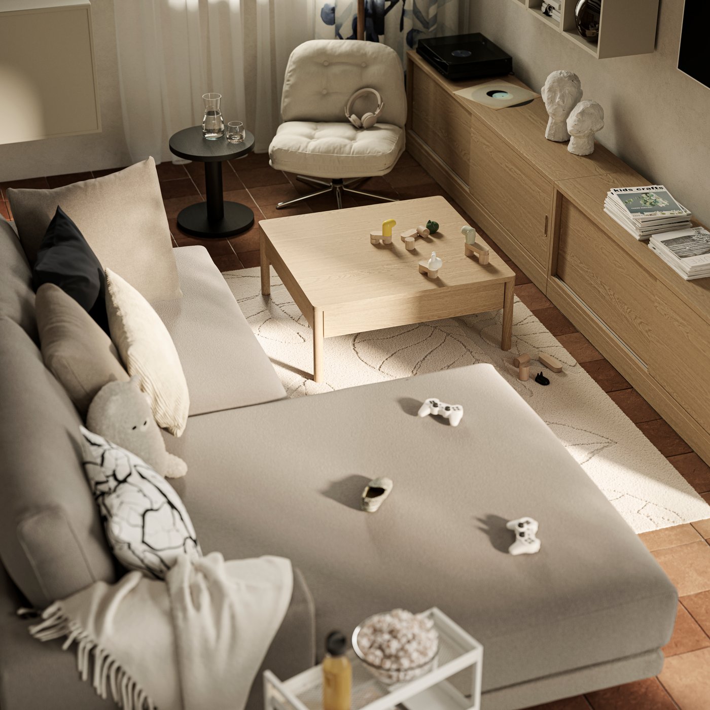 Stolik kawowy TONSTAD, krzesło obrotowe DYVLINGE i trzyosobowa sofa modułowa UPPÅKRA z szezlongiem w pokoju dziennym.