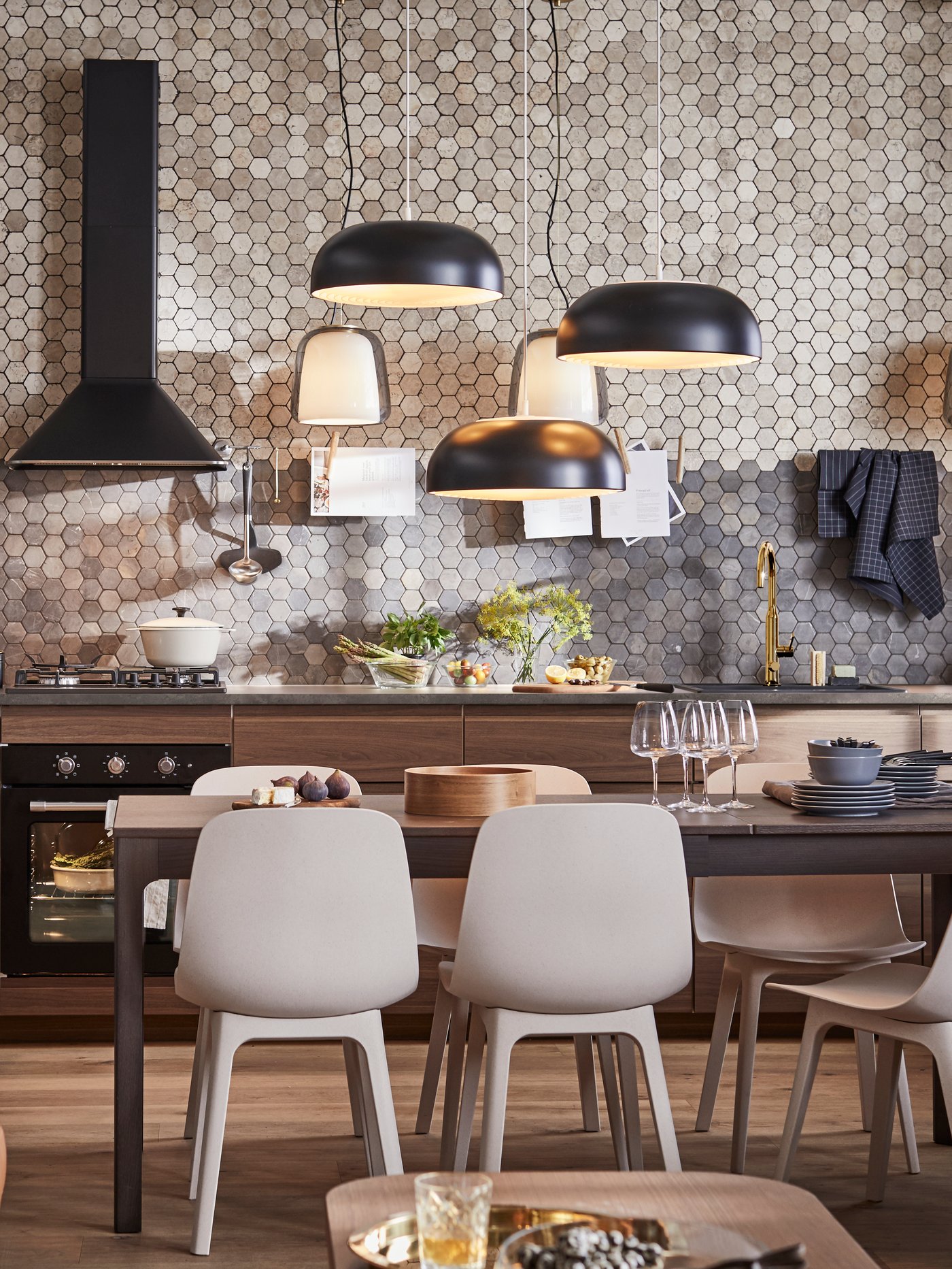 Tmavě šedá plynová varná deska LIVSLÅGA v kuchyni