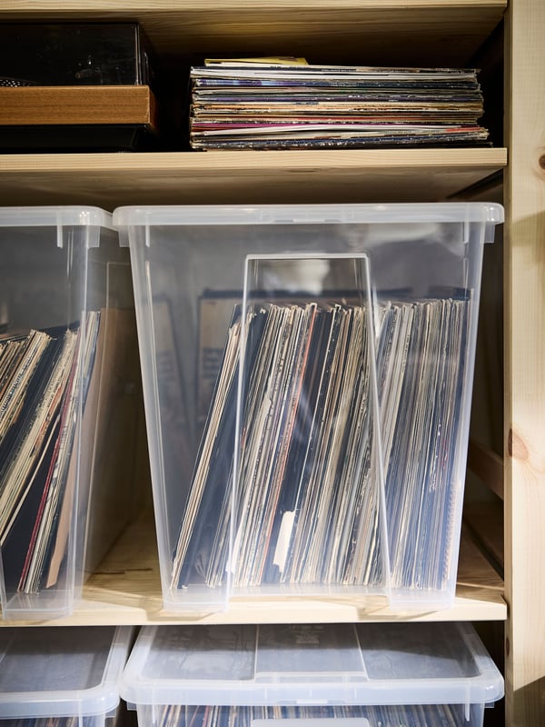 A transparent SAMLA box with lid