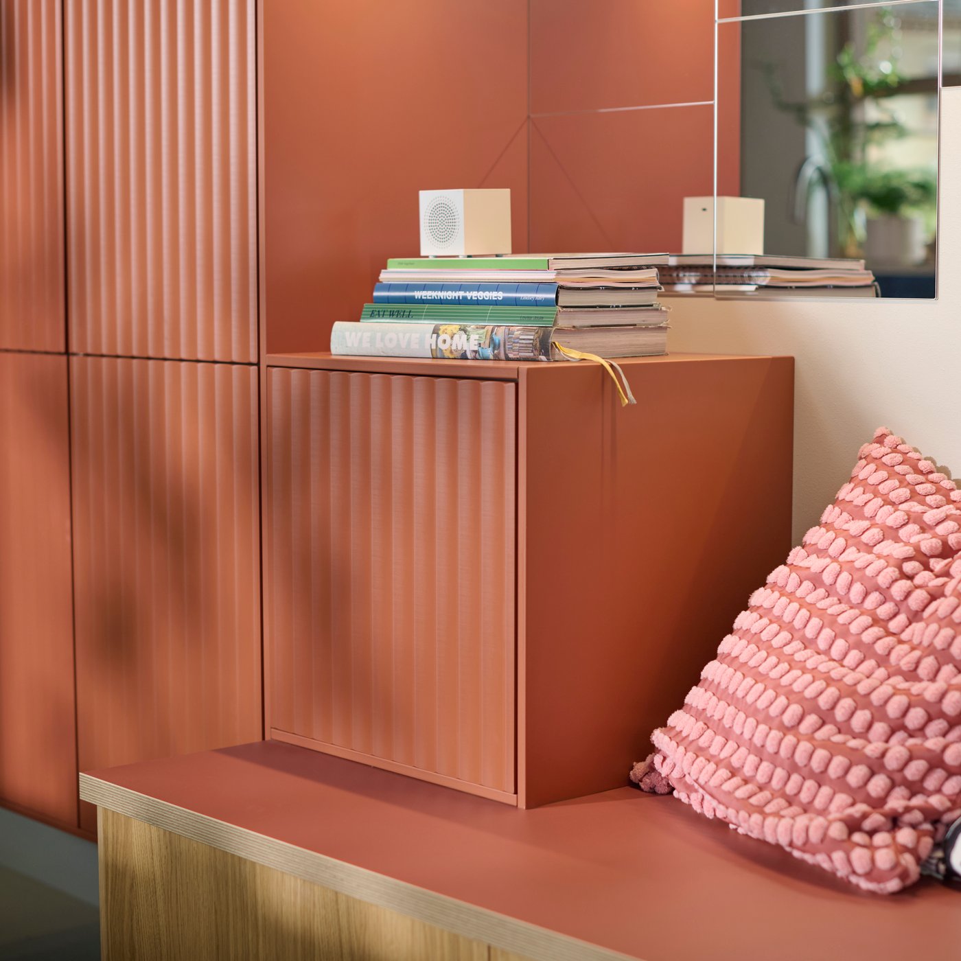 In een keuken staat een zitoplossing gemaakt van METOD bovenkasten, een roodbruin werkblad, TERRSJÖ accentdeuren en SINARP fronten.