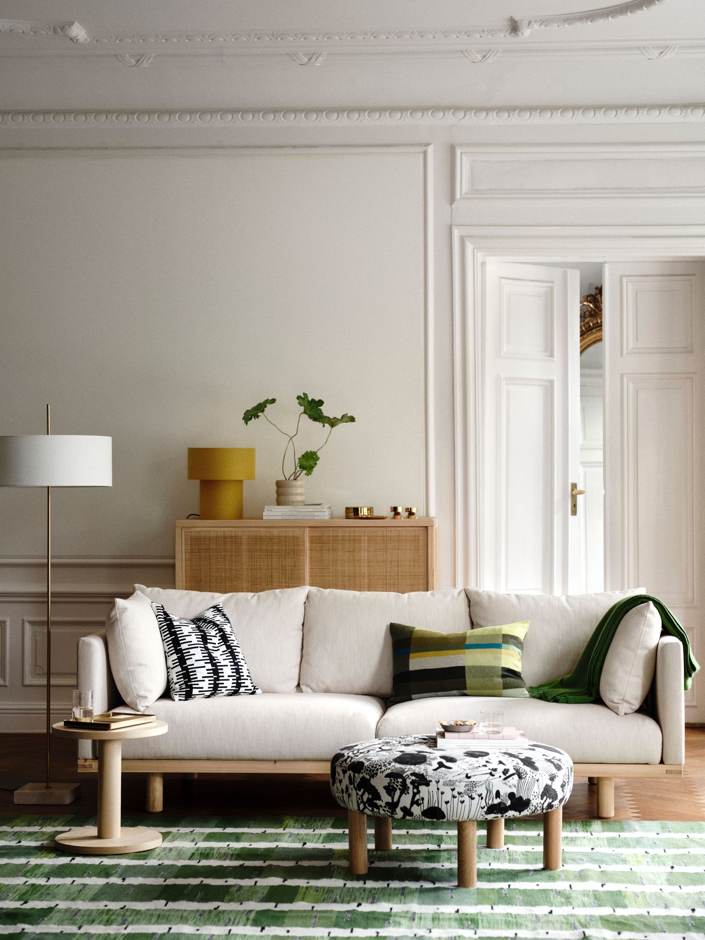 A white textile/brass-plated STOCKHOLM 2025 floor lamp in the living room