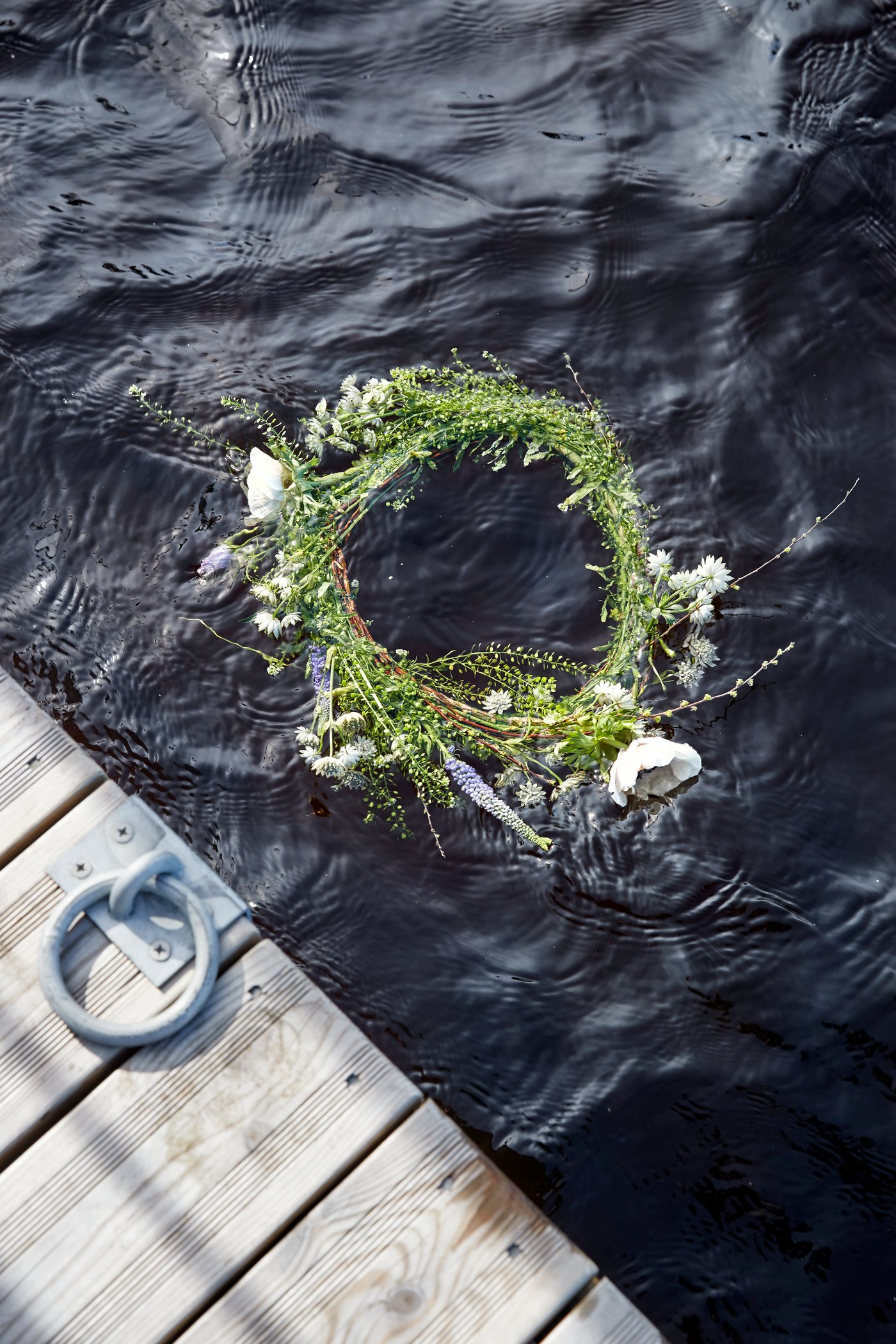 En blomsterkrans har falt i sjøen.