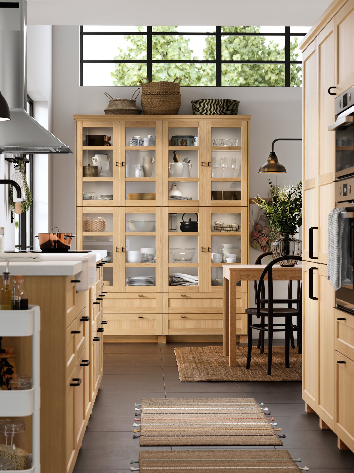 Een keuken met eiken FORSBACKA keukenfronten.