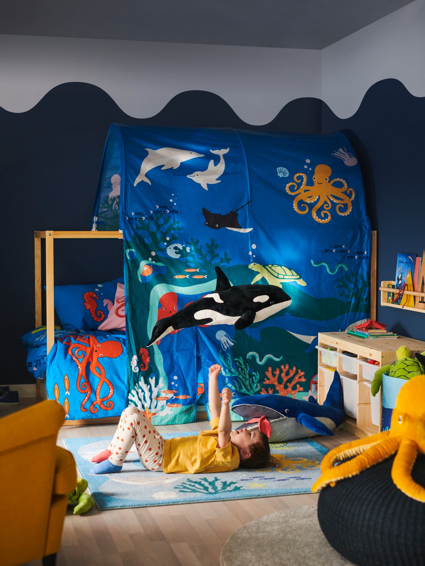 An ocean animals pattern/multicolour BLÅVINGAD duvet cover and pillowcase in the childrens room