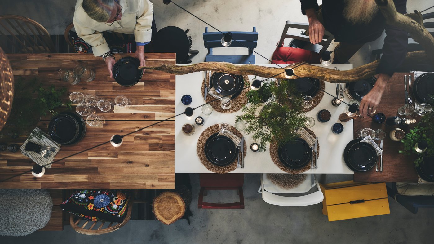 Un tavolo da pranzo SKOGSTA in acacia/nero nella sala da pranzo.
