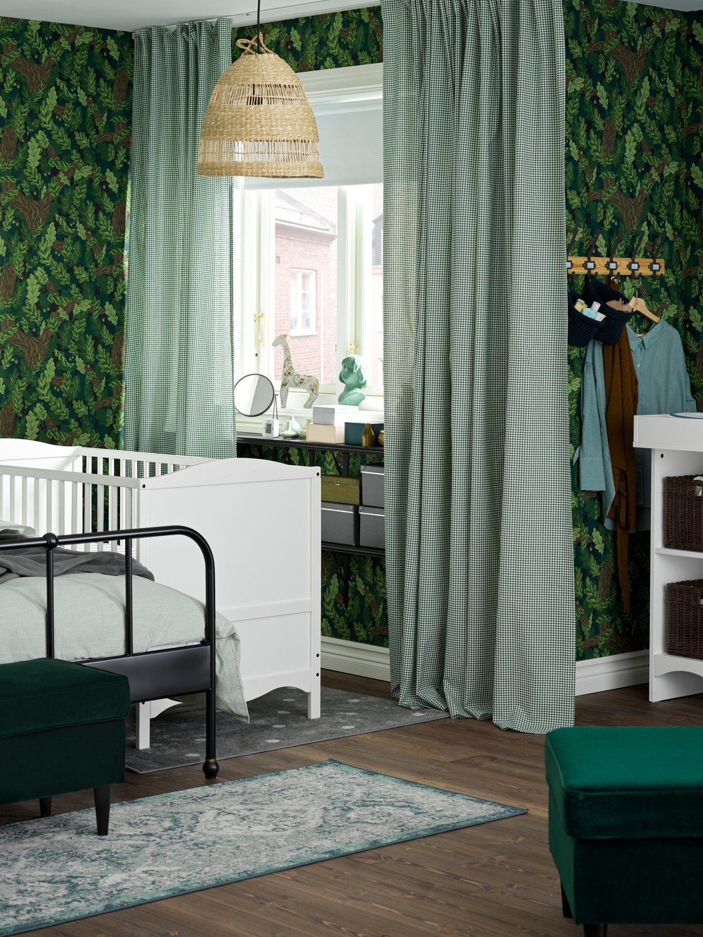 Grünes Elternschlafzimmer mit Babybett und Wickeltisch in Weiß