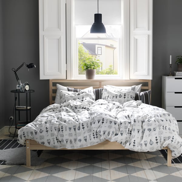 A white/dark grey SISSELA quilt cover and pillowcase