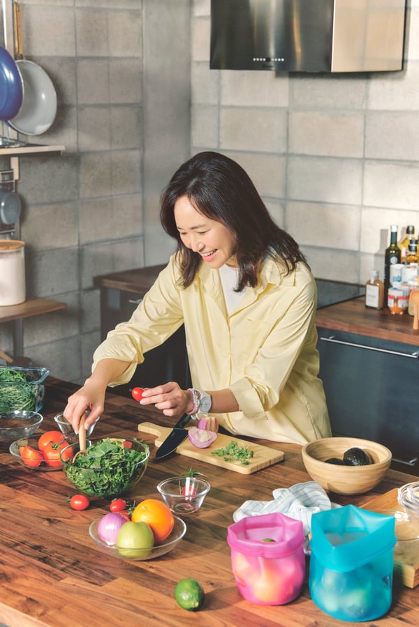 아일랜드에서 음식을 준비하는 여자의 사진