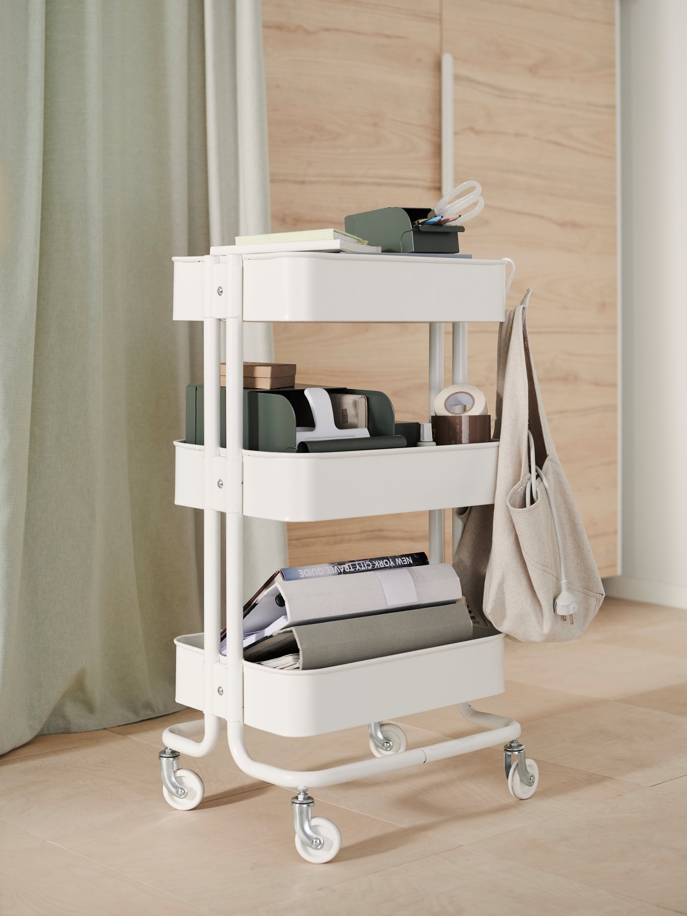 Un bureau à roulettes IKEA