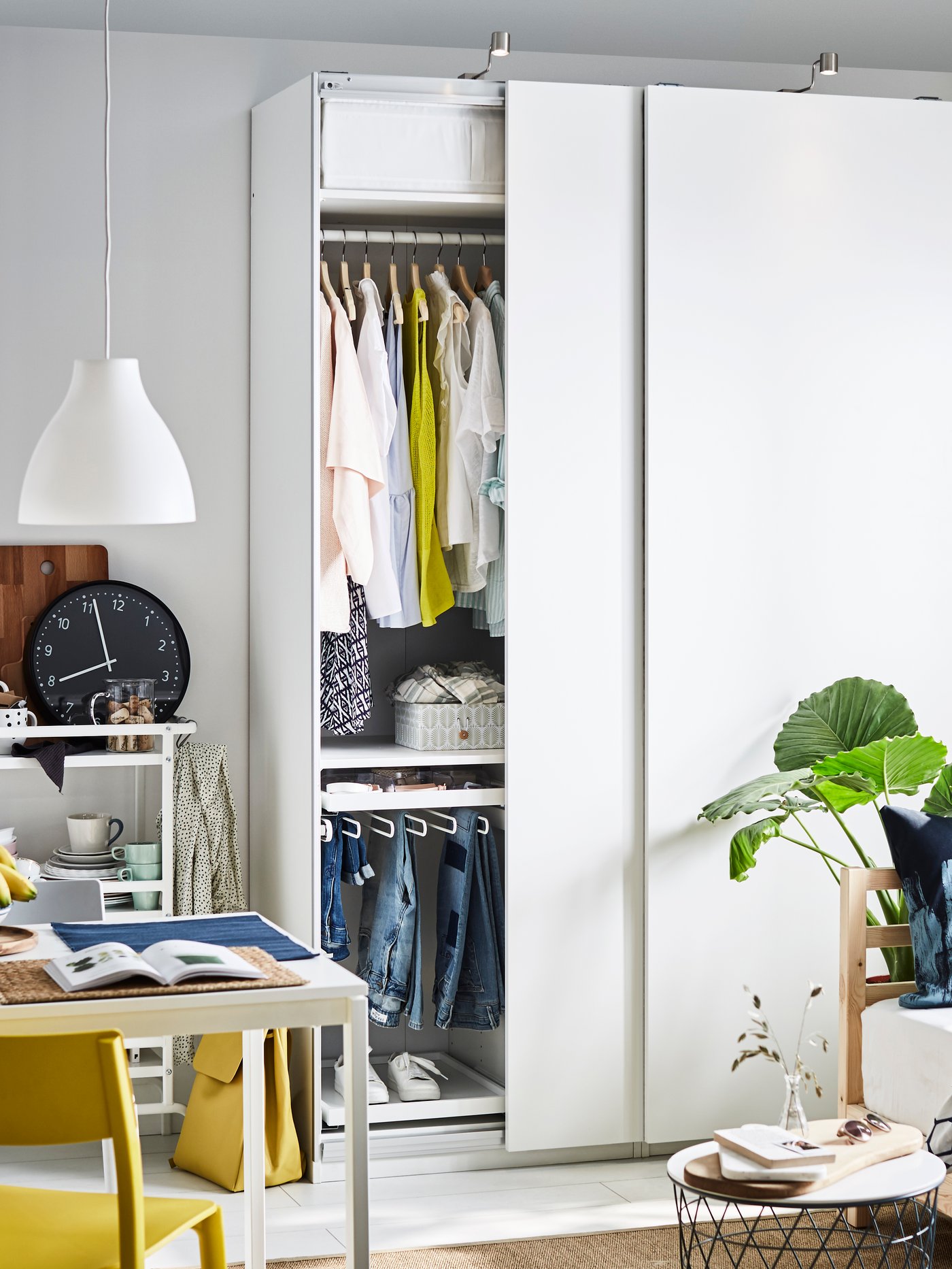An yellow JANINGE chair in the bedroom