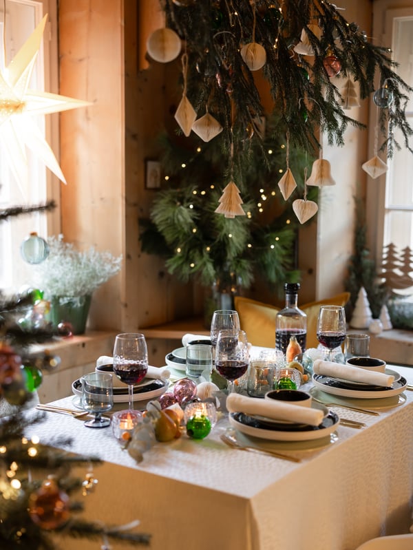 Eine FRÖJDA-Karaffe aus klarem Glas mit Stopfen