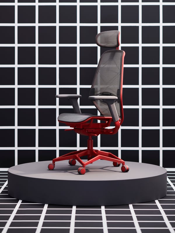 Svart gamingstol med rött underrede.  