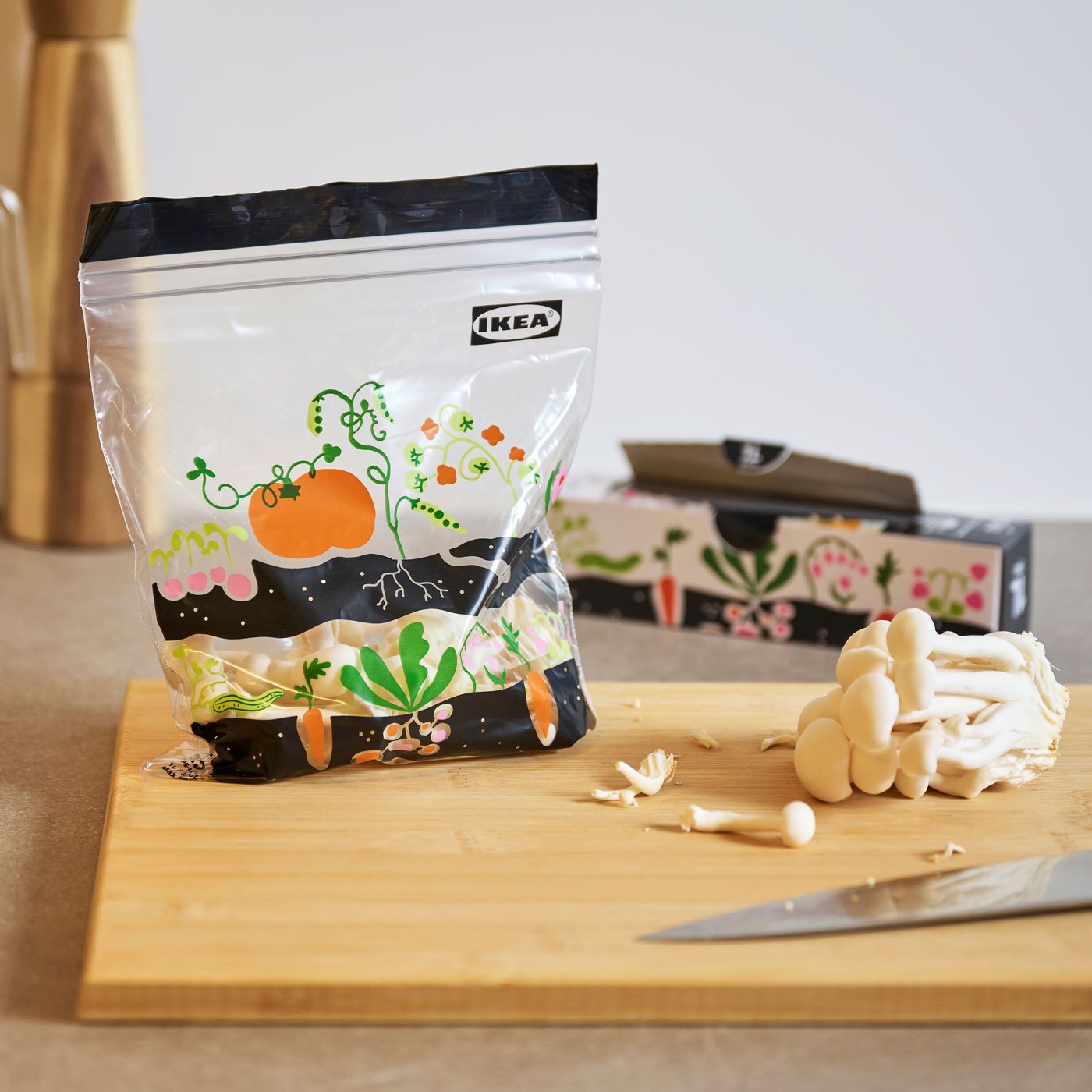 A bamboo APTITLIG chopping board