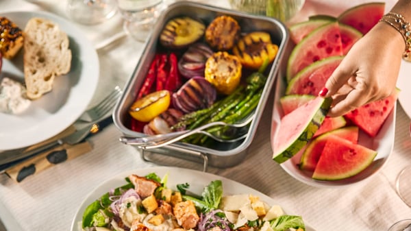 Table de repas avec differents aliments dans des plats, assiettes IKEA