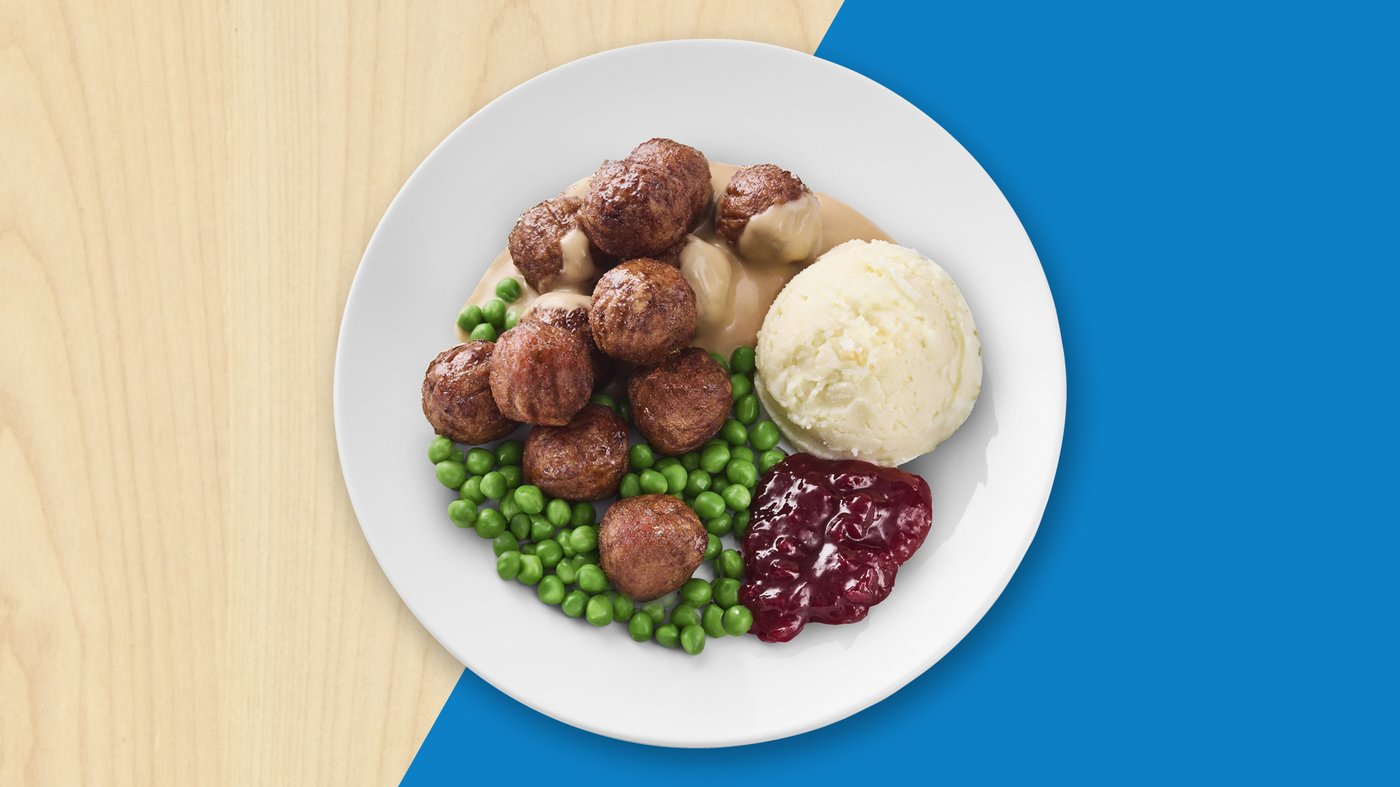 Piatto di polpette con contorni. 
