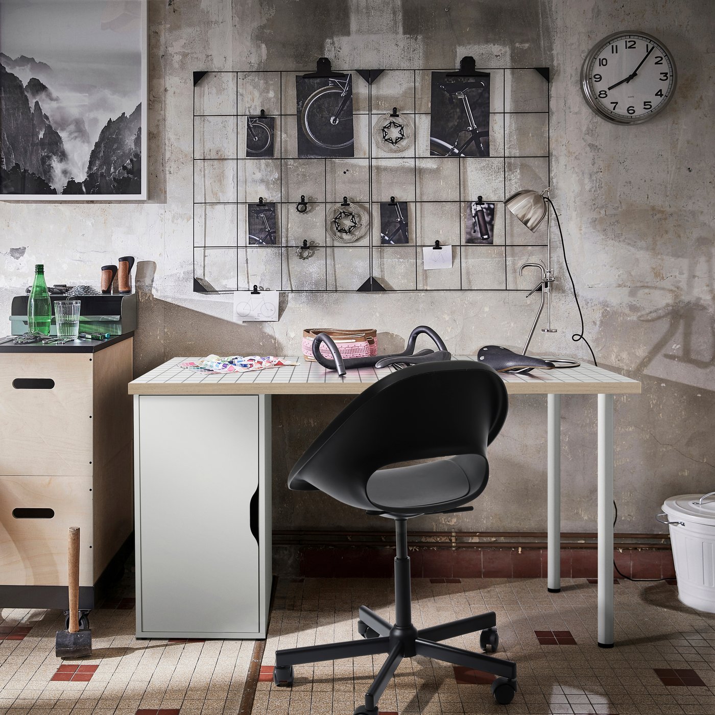 Ein selbst zusammengestelter Schreibtisch aus Tischplatte, Beinen und einem Schrank. 