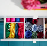 Une commode VIHALS à 4 tiroirs, de couleur blanche, avec fonction « Anchor » et « Unlock », dans la chambre