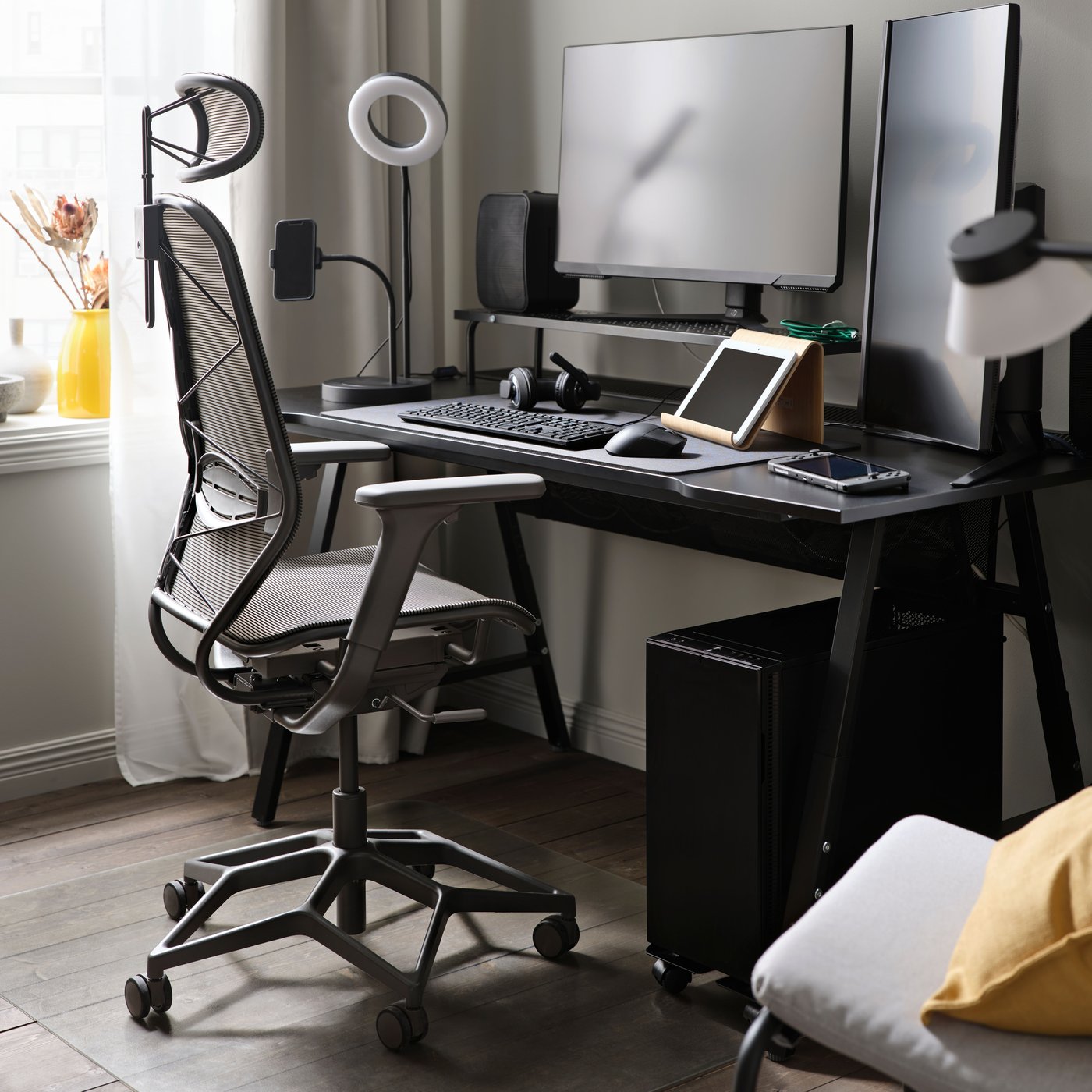 Escritorio gamer negro UTESPELARE junto a silla de escritorio negro.