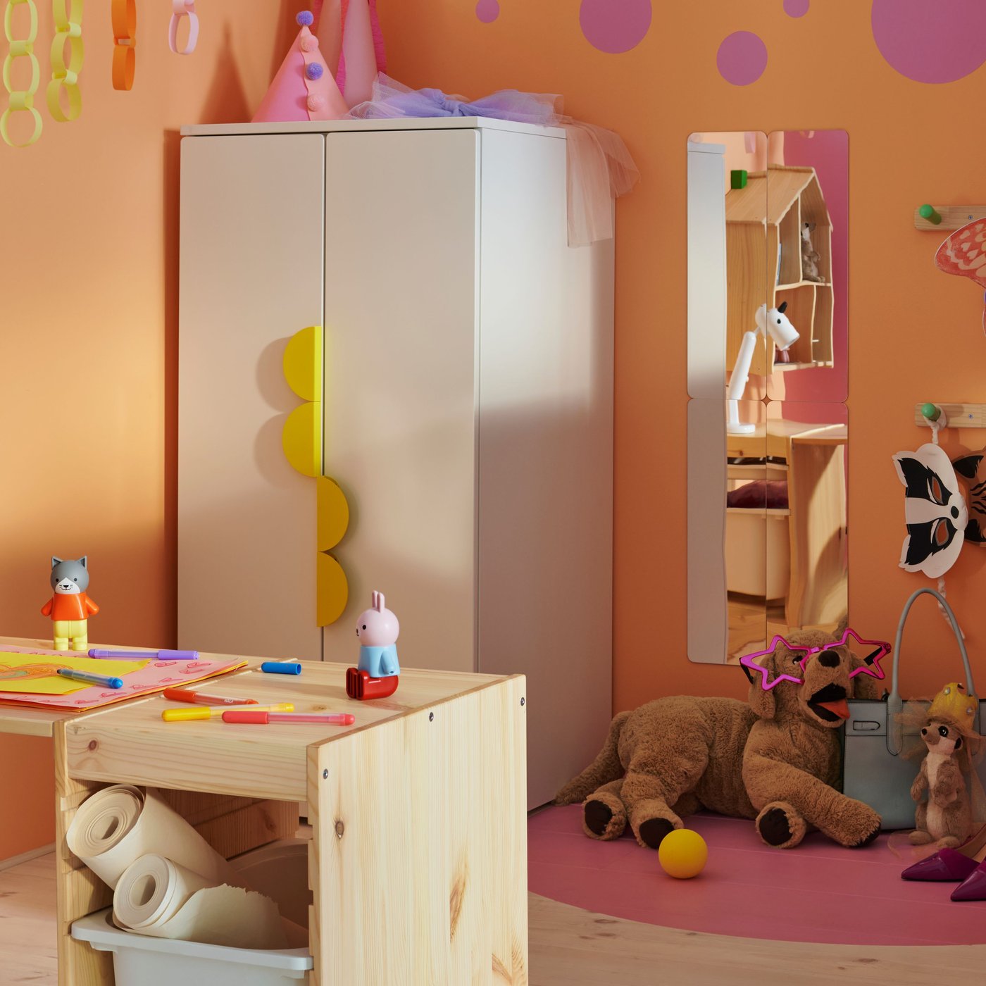 A light white stained pine TROFAST frame and tabletop make a desk in a child’s bedroom with a SMÅSTAD/PLATSA wardrobe.