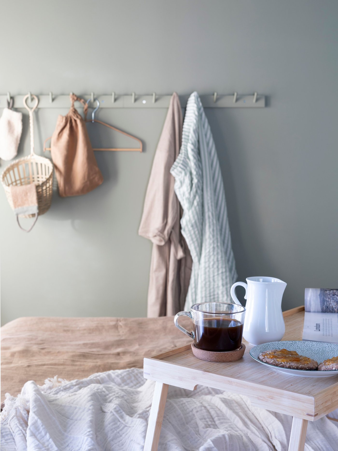 Una tazza IKEA 365+ in vetro trasparente