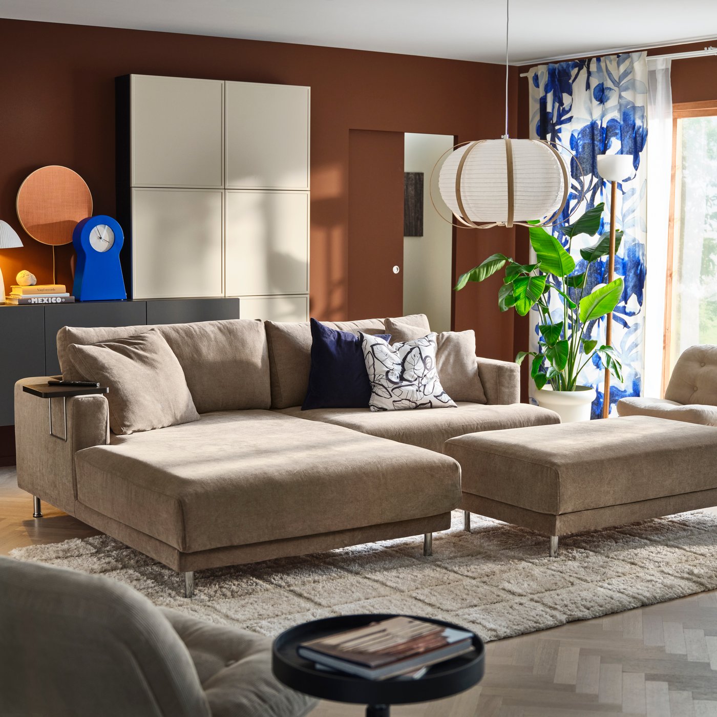 A white/Krukmakare beige BESTÅ storage combination with doors in the living room
