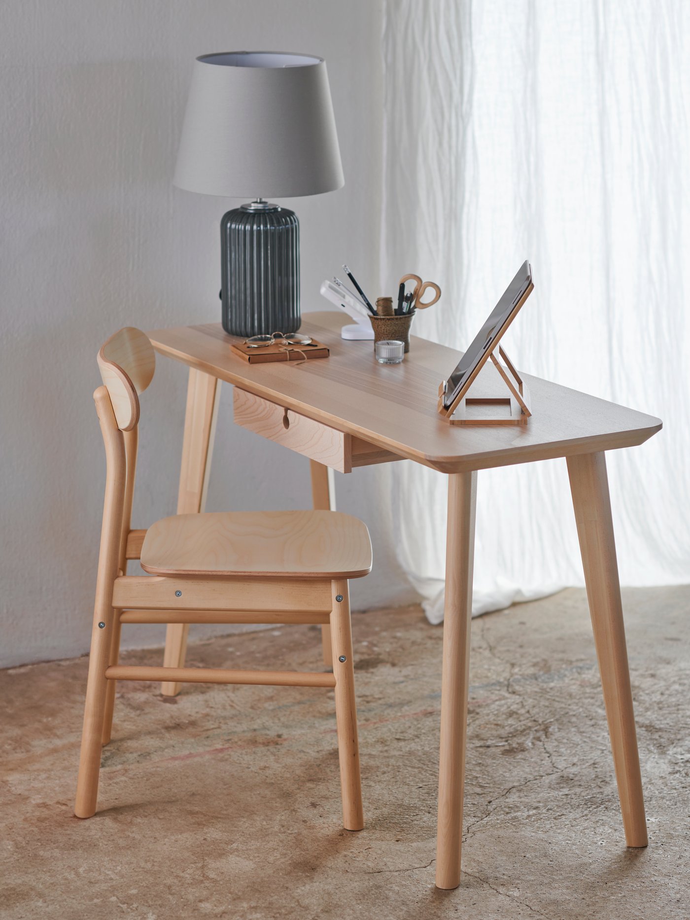 Escritorio de madera LISABO junto a silla de madera LISABO.