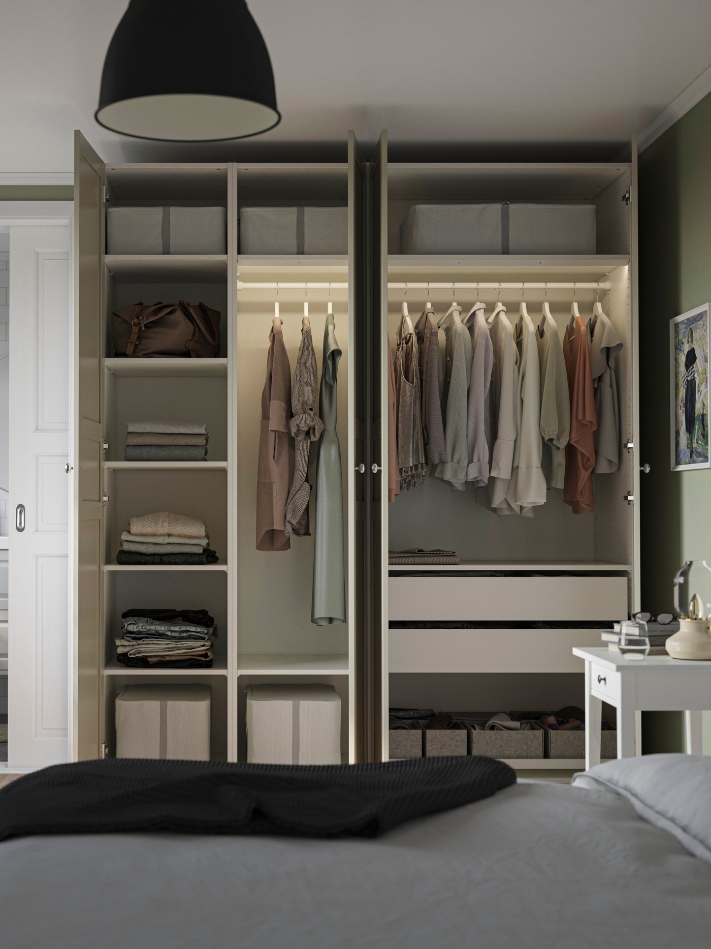 Un guardaroba PAX beige senza ante con abiti riposti appesi e piegati