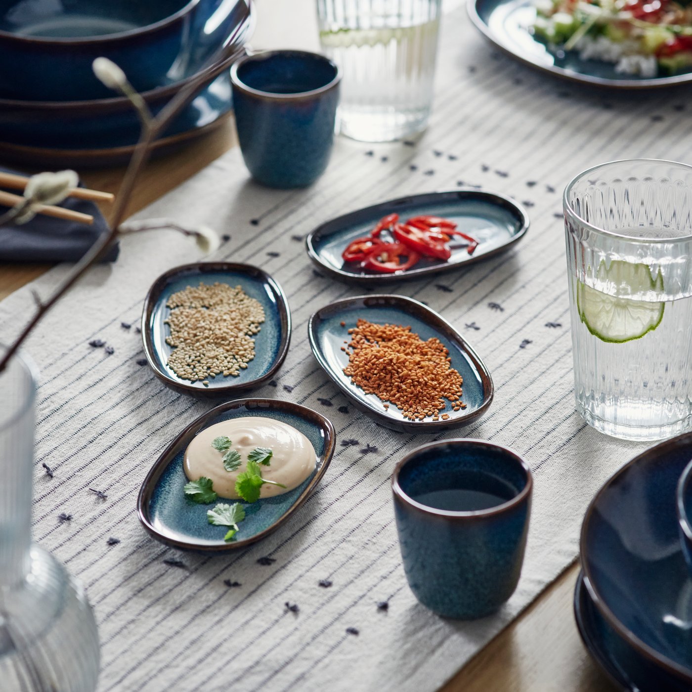 Une tasse bleue GLADELIG