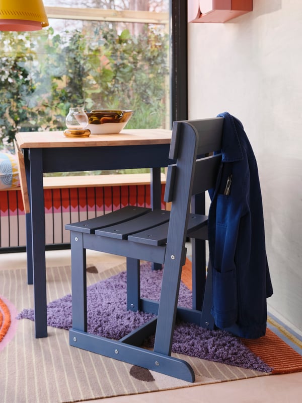 Una fodera per cuscino OMMJÄNGE multicolore in sala da pranzo.