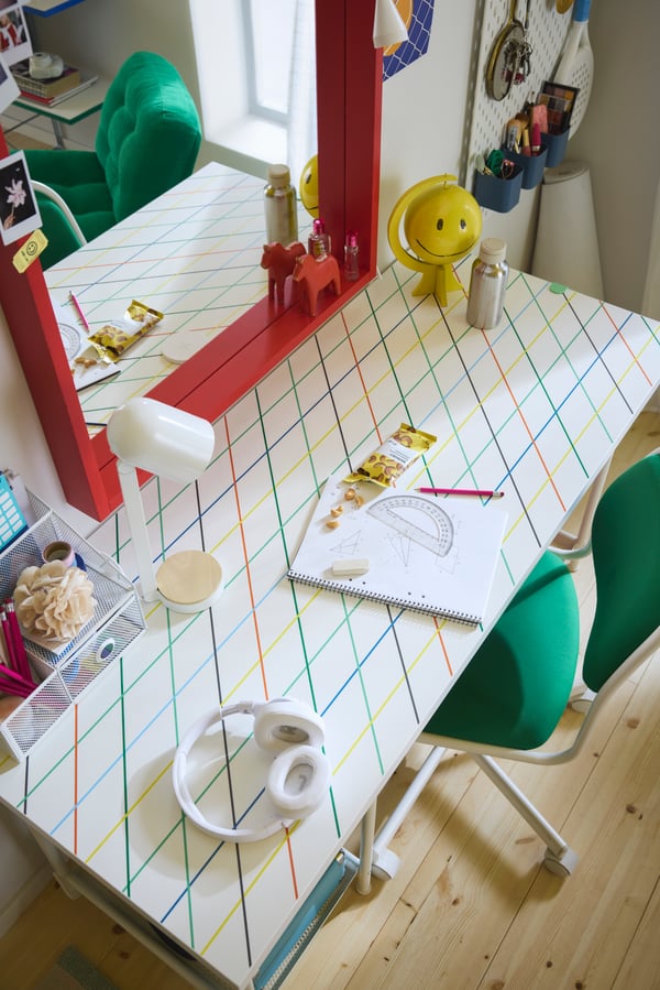 Een rode TURBOKASTANJ-spiegel in de kinderkamer