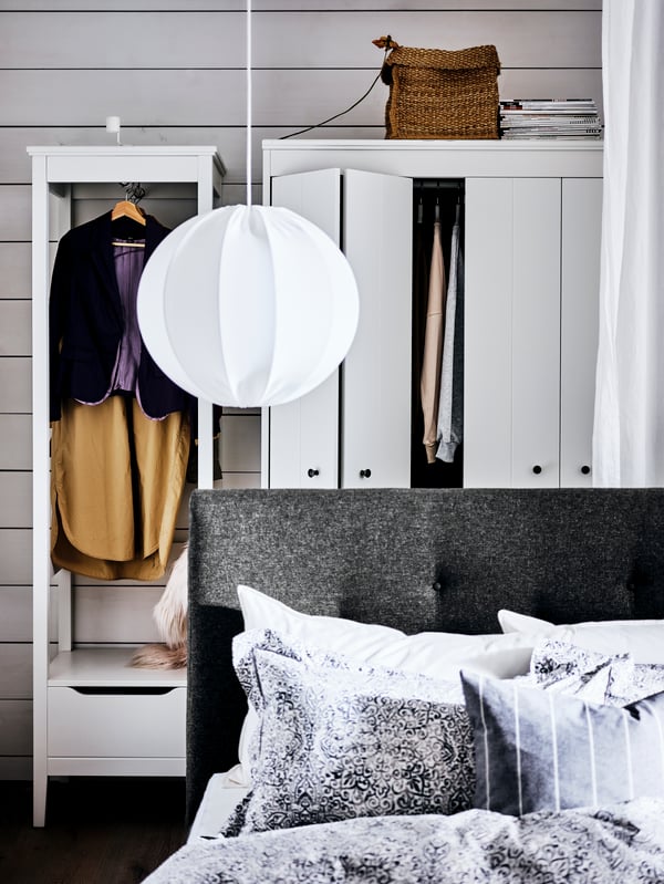 A jute TJILLEVIPS basket in the bedroom