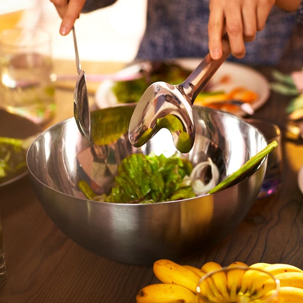 Egenodlad sallad i salladsskål. 