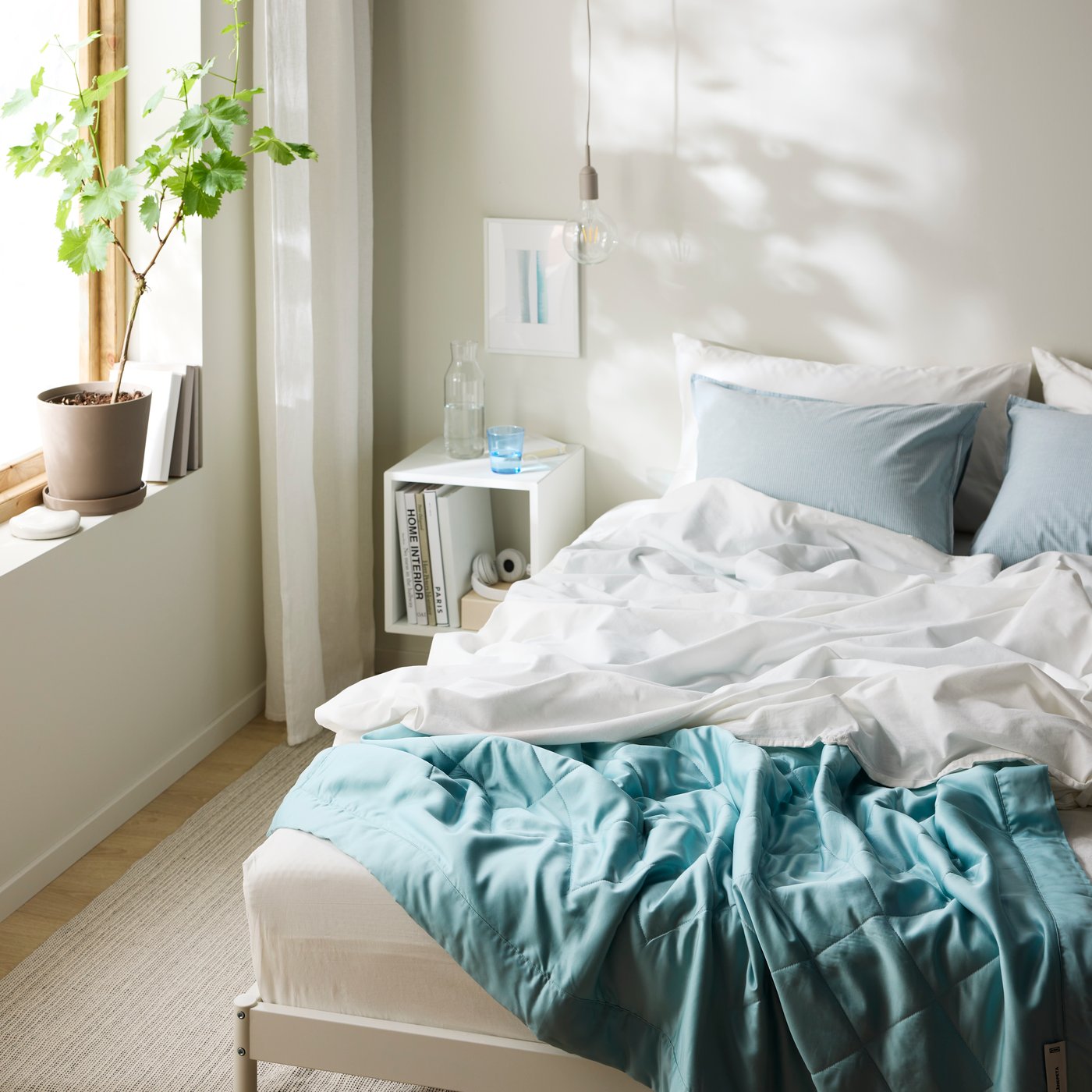 A light blue BLÅNEPETA duvet, cool