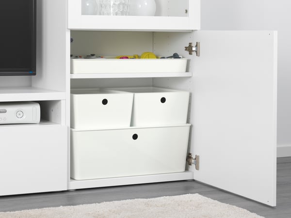 Un inserto KUGGIS blanco de 8 compartimentos en la sala de estar.