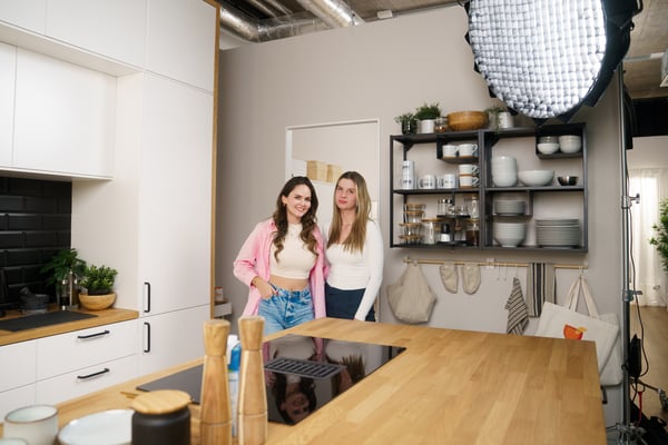 Zwei Mitarbeiterinnen der Visual Statement GmbH stehen im Content Studio.